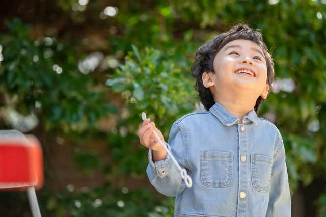 外遊びを1日１時間多くするだけで、子どもの近視の発病率を１割以上減らすことができる!?