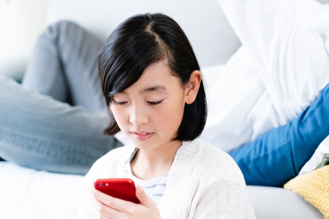 スマホは目が悪くなるからといっても……。そんな悩みを抱える親御さんに子どもをスマホに見せるときに気を付けたいたった２つのこと